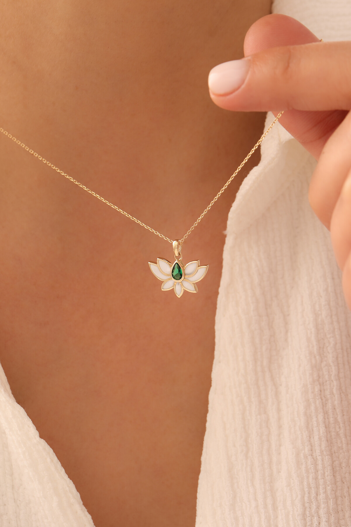14 Ayar Zümrüt Taşlı Mineli Lotus Kolye – Lotus’un Işıltısı